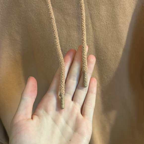 Universal Threads tan women’s sweatshirt - Picture 5 of 5